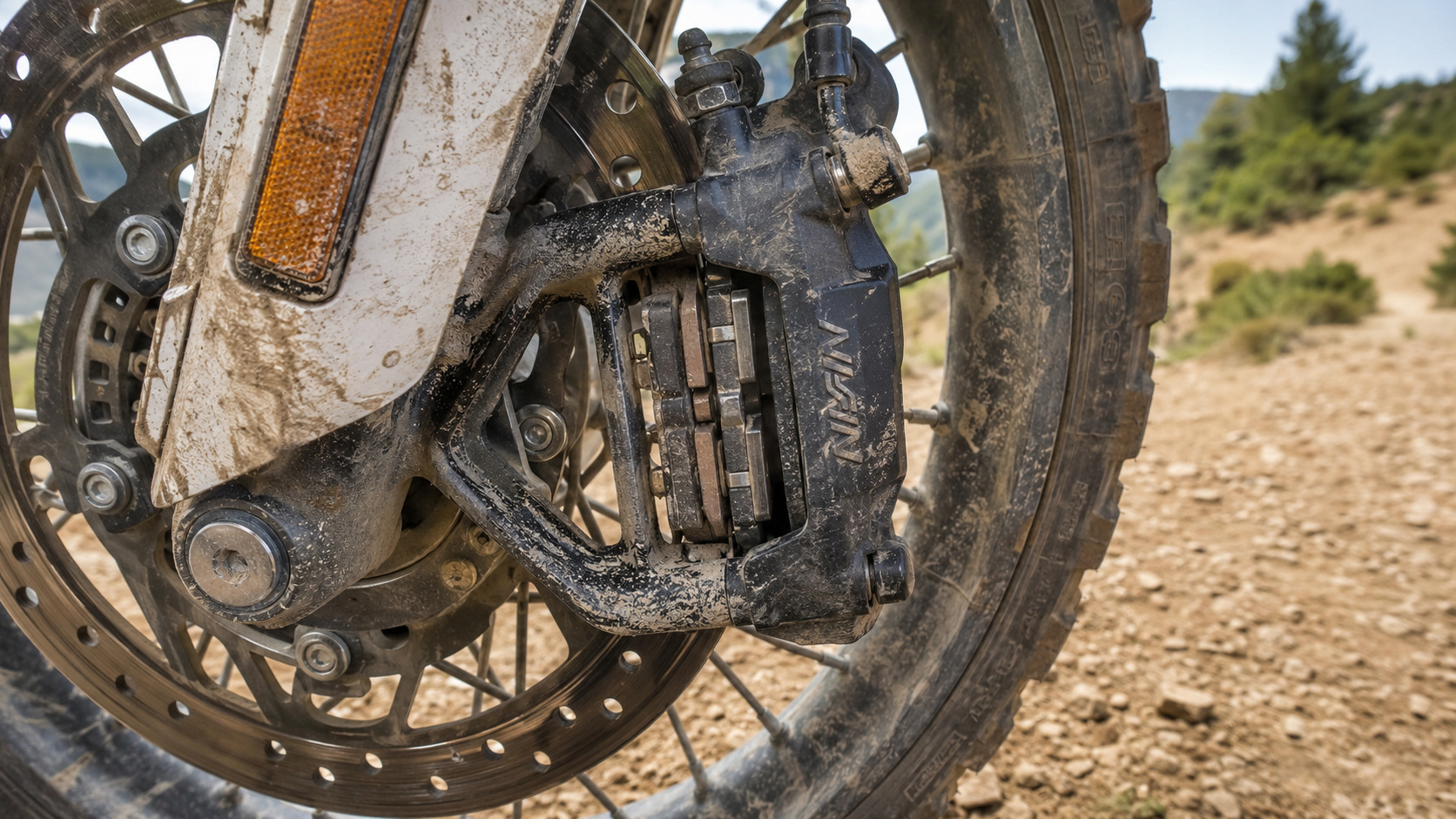 photo d'un étrier de frein avant de trail en situation d'utilisation sur piste ou piste off-road,